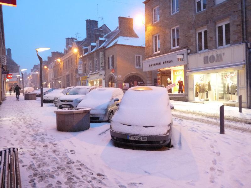 A Avranches, la rue de la constitution est sous la neige - lamanchelibre.fr