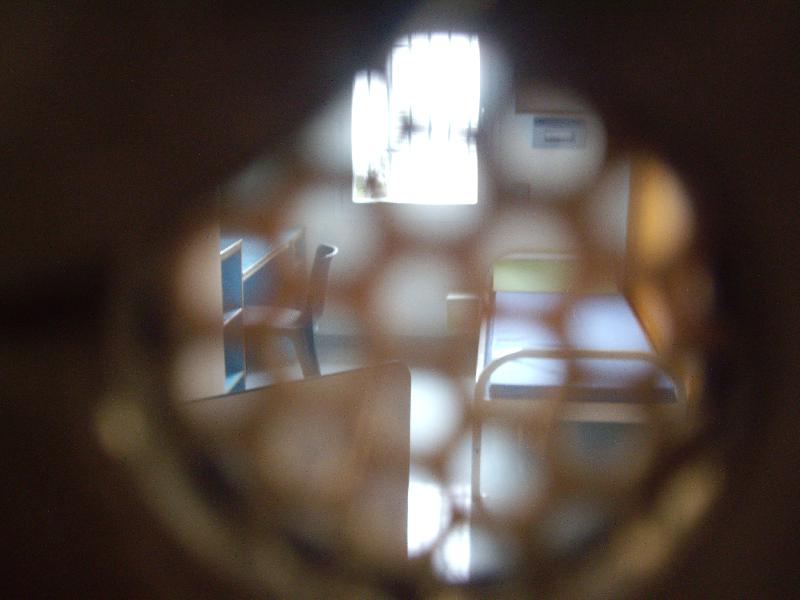 une cellule vue à travers l'oeilleton de la porte