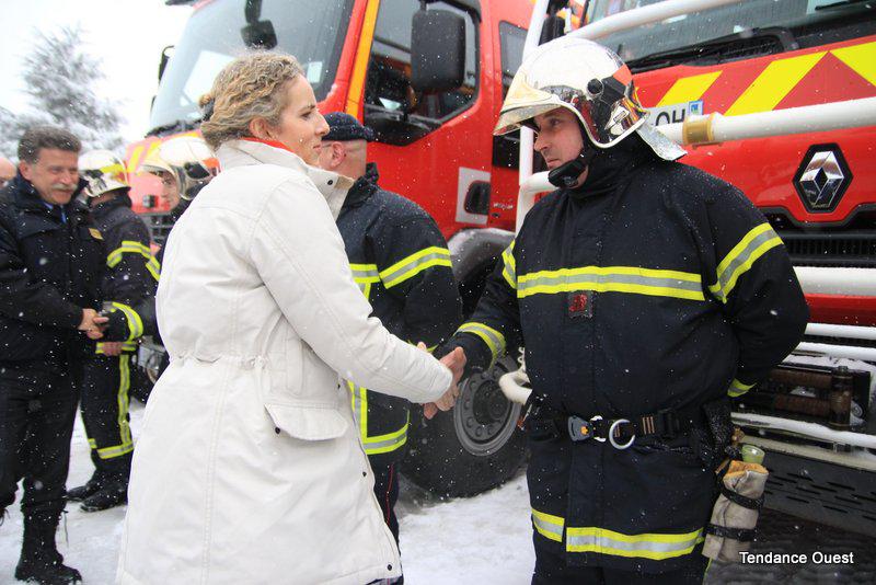 La ministre Delphine Batho salue les pompiers de Caen. Mardi 12 mars 2013.