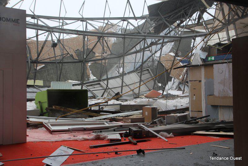 Le toit vient de s'effondrer dans le hall 2 du parc des expositions de Caen. Mardi 12 mars 2013.