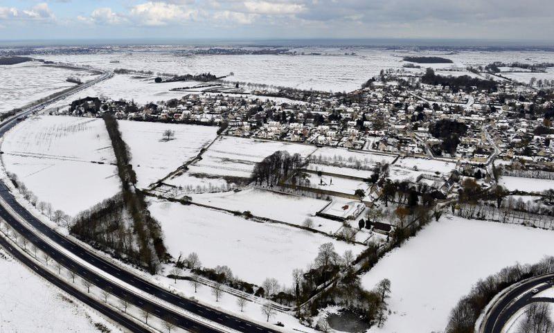 Le village de Mathieu sous la neige, à 6 km au nord de Caen. Mercredi 13 mars 2013.