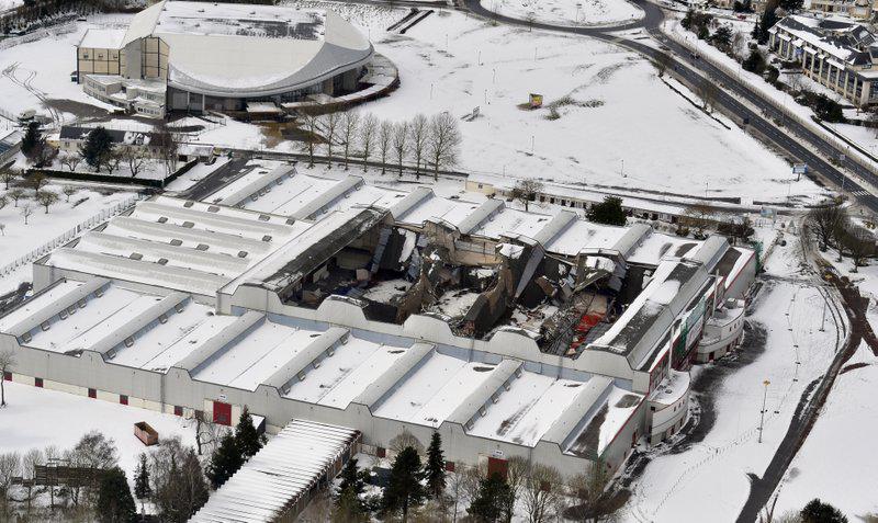 Le toit du parc des Expositions de Caen s'est effondré sous le poids de la neige. Mercredi 13 mars 2013.