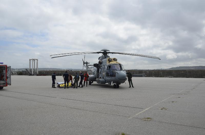 l'hélicoptère EC 225 dans le port de Cherbourg au moment de la prise en charge du malade par les sapeurs pompiers pour son transfert vers l'hôpital Pasteur