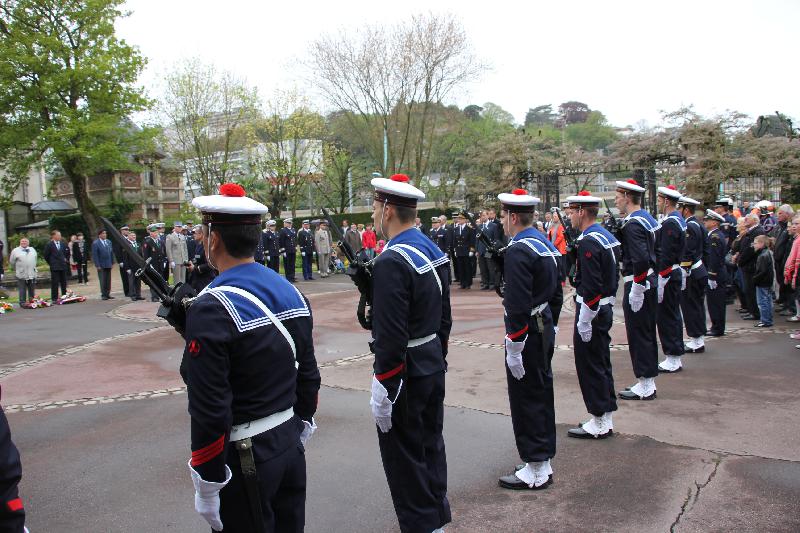A Cherbourg, ville maritime, les fusilliers-marins ont pris part à la cérémonie. - Merlet