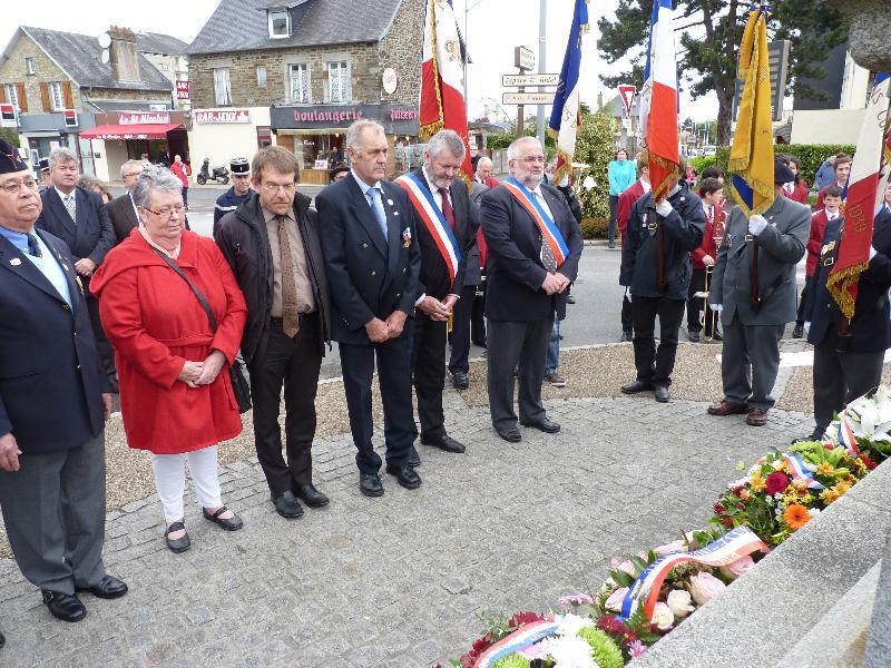 Le maire de Granville, Daniel Caruhel, accompagné du conseiller général, Jean-Marc Julienne, devant le monument du poilu sur le Cours Jonville, à Granville. - Troussel
