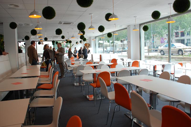 La grande salle épurée permet aux employés de déjeuner dans un cadre agréable. - Lison Lagroy