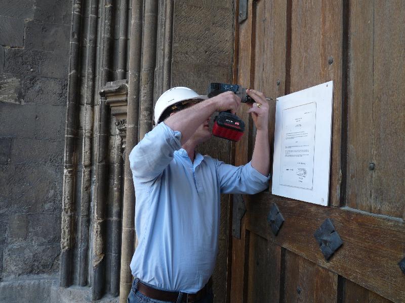 La pancarte interdisant l'accès au public de l'église Saint-Jean a été retirée de manière symbolique vendredi 7 juin pour la réouverture de l'édifice. - Anais Guérard