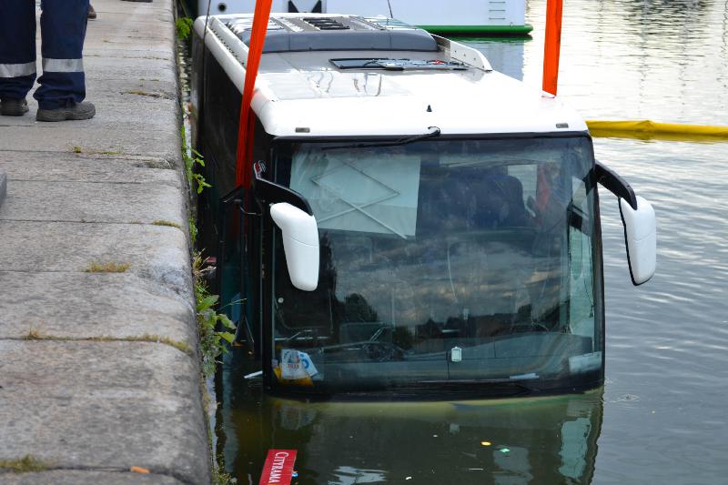 A Honfleur, lors du relevage du bus tombé à l'eau - Loïc Picard