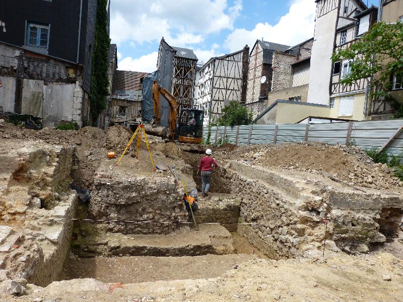 Les archéologues ont retrouvé les traces d'un manoir en fond de parcelle (premier plan) et plusieurs habitations sur le devant de la parcelle. - Anne Letouzé