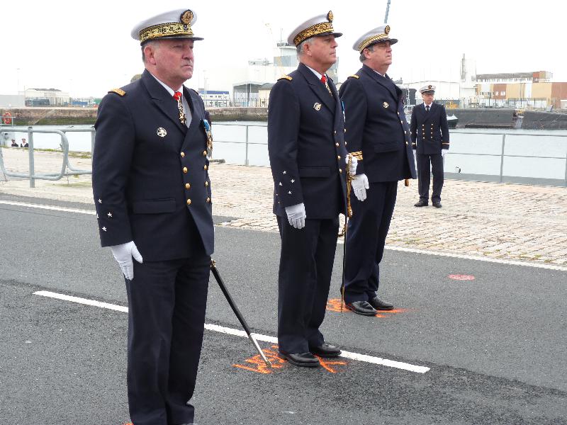 Bruno Nielly, à gauche, quitte la Marine Nationale après 39 ans de service. - Célia Caradec