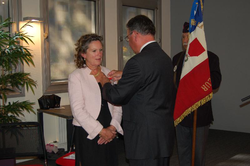 le Dr Joëlle d'A,joue a reçu les insignes de Chevalier de la Légion d'Honneur