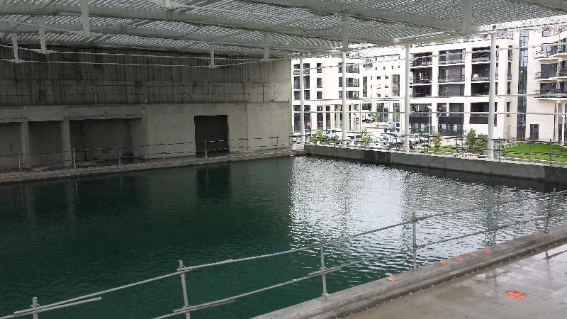 Le nouveau bassin couvert est actuellement en eau afin de tester son étanchéité