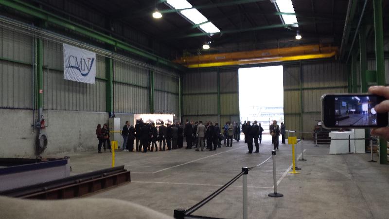 L'arrivée de François Hollande dans le hangar de découpe. - Célia Caradec