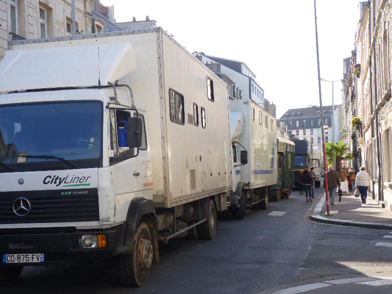 Les camions de transports de chevaux ont bloqué le passage rue François Lavieille. - Célia Caradec