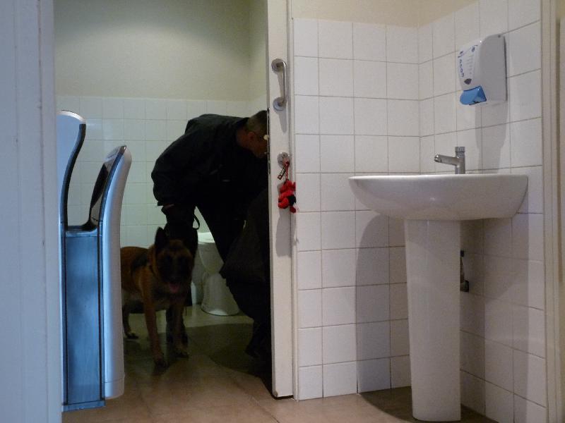 Ici, les forces de police cherchent avec un chien la trace de stupéfiants
