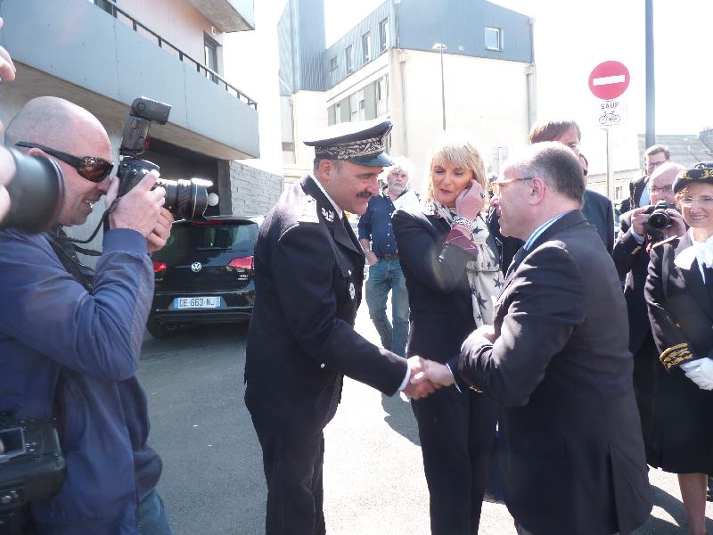 Julien Sapori, chef de la police de la Manche, salue le ministre. - Célia Caradec