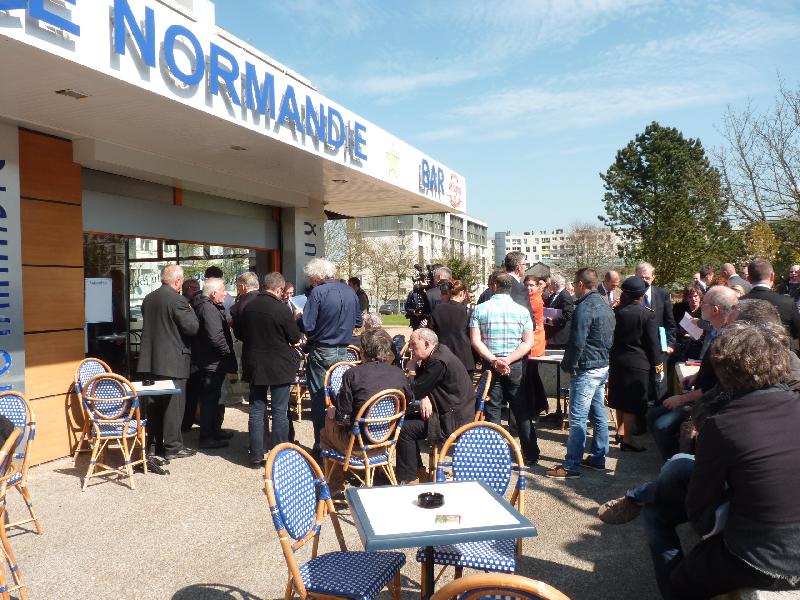 Bernard Cazeneuve a pris un café avec ses électeurs. - Célia Caradec