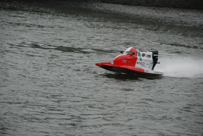 Les bolides fendent l'eau à plus de 100 km/h.