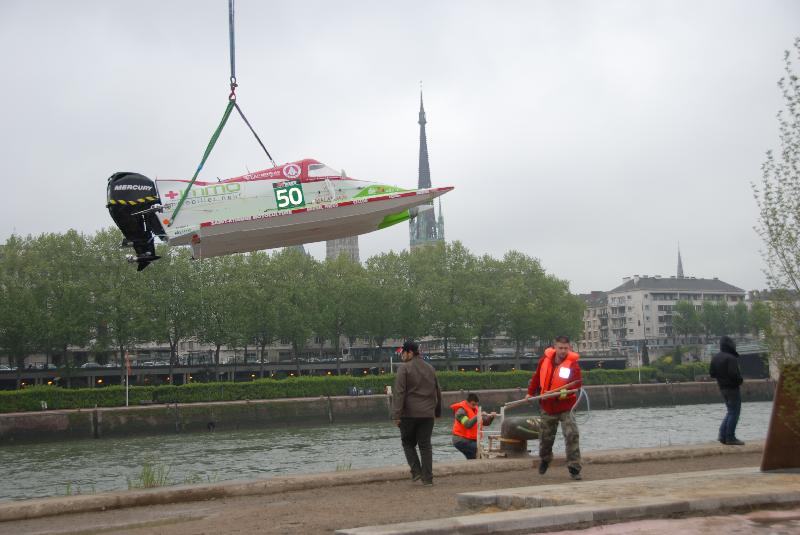 Le bolide rentre au stand à l'aide d'une grue.