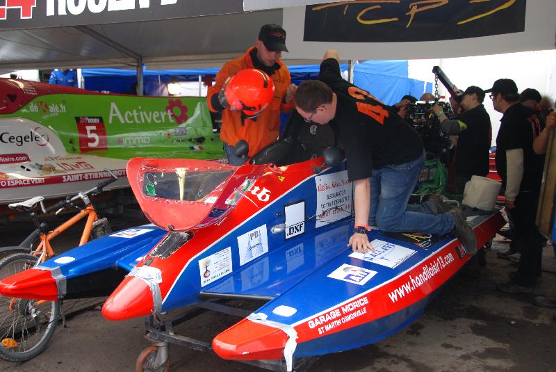 L'équipage du team répare la motonautique avant de retourner à l'eau.