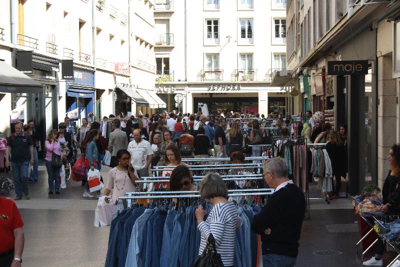 La rue aux Juifs et ses nombreux petits commerces ont attiré les foules ce samedi 17 mai.