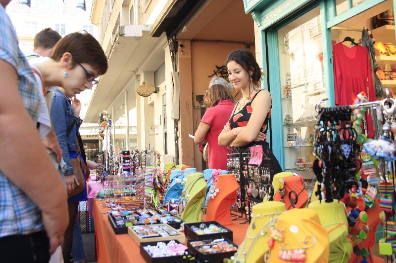 Chez Belgazou, rue aux Juifs, les bijoux colorés suscitaient quelques idées pour la fête des mères.