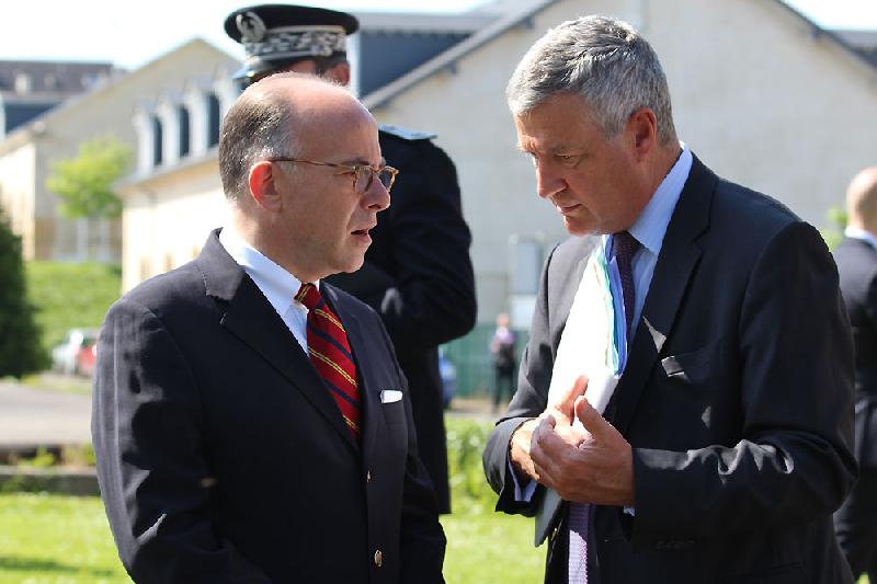 Bernard Cazeneuve en visite officielle à Caen avant le 6 juin 2014. - Maxence Gorréguès