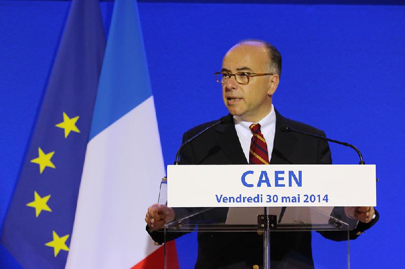 Bernard Cazeneuve en visite officielle à Caen avant le 6 juin 2014. - Maxence Gorréguès
