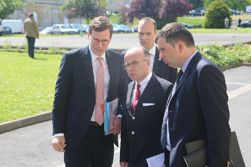 Bernard Cazeneuve en visite officielle à Caen avant le 6 juin 2014.