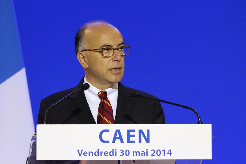 Bernard Cazeneuve en visite officielle à Caen avant le 6 juin 2014.