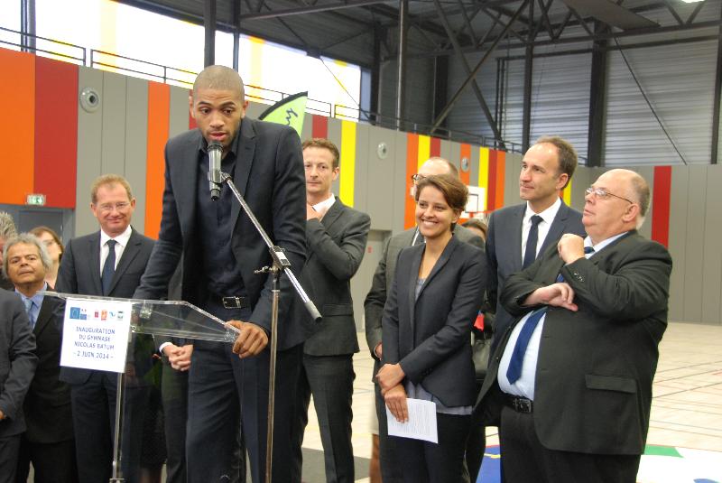 Nicolas Batum a ironisé sur le micro trop bas pour lui.