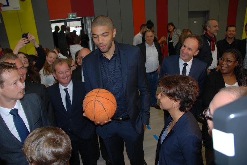 Les jeunes présents dans la salle ont pu découvrir Batum ballon en main.