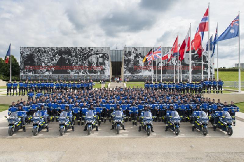 380 motocyclistes de la Gendarmerie nationale devant le Mémorial de Caen - int.gouv.fr