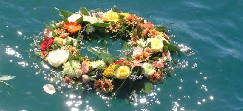 Gerbe de fleurs en souvenir des péris en mer - Jean-Luc Lefrançois