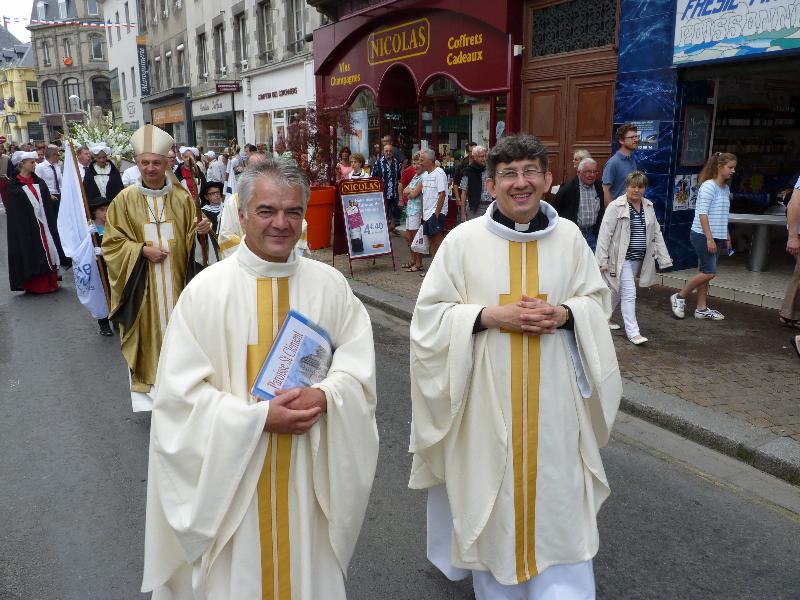 Procession du clergé précédant Notre Dame