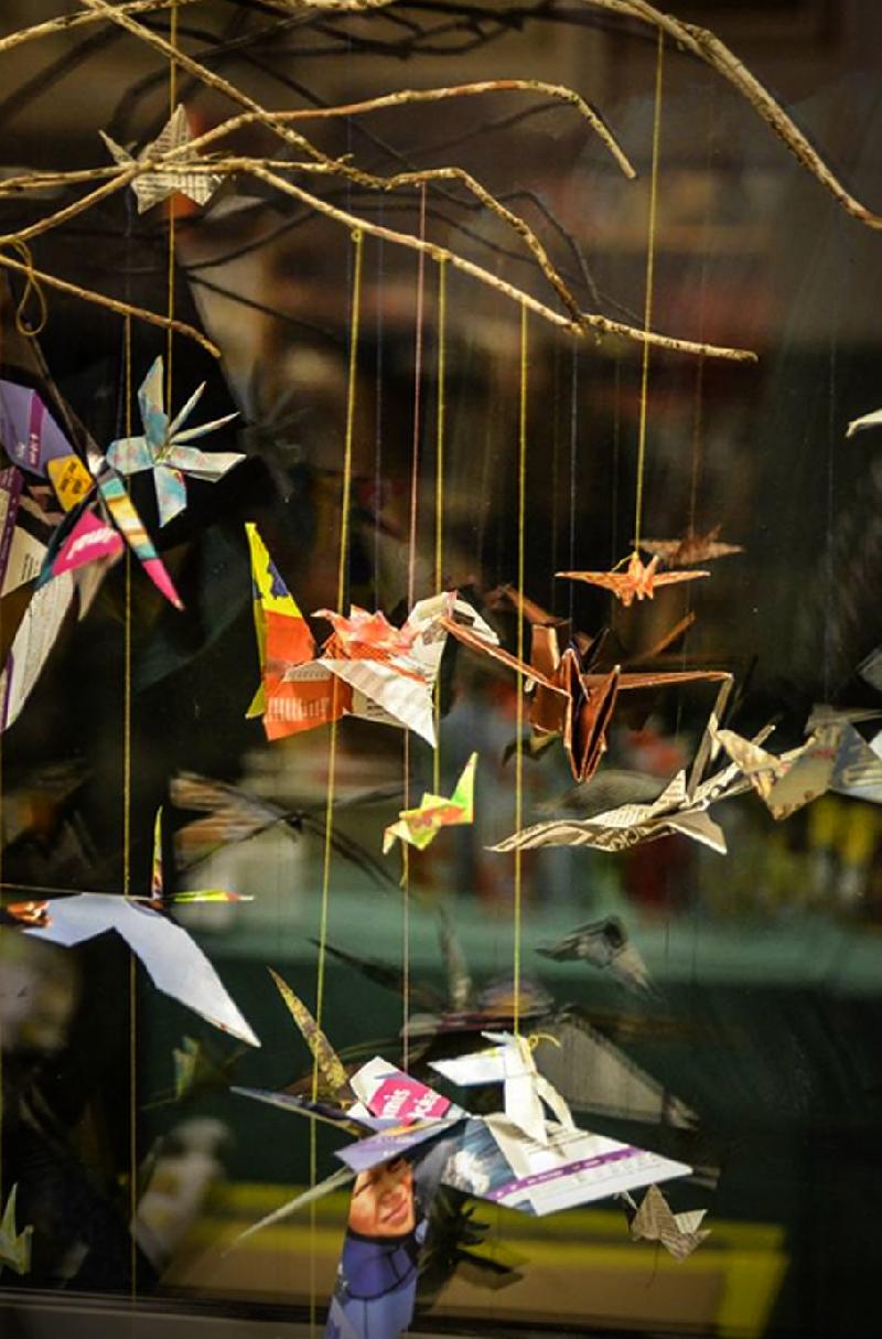 Mobile d’origamis - Maena les aimait beaucoup-, réalisé collectivement lors d’un atelier qu’elle avait animé. - Matthieu BOURREAU