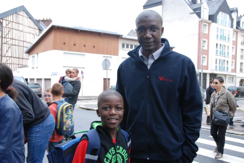 Sané et son père devant l'école.