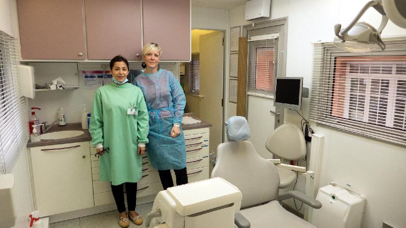 Carine Dias, Chirurgien-dentiste (à gauche) et Rachel Gree, Assitante dentaire dans le cabinet du Buccobus - Matthieu Farcy