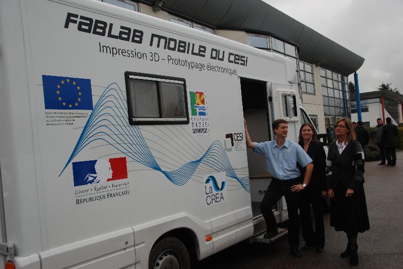 Fabrice Duval, Anne Louis et Christine Dispa devant le FabLab mobile.