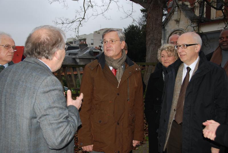 Dominique Lacaille, de dos, avec le préfet et le maire de Rouen Yvon Robert.