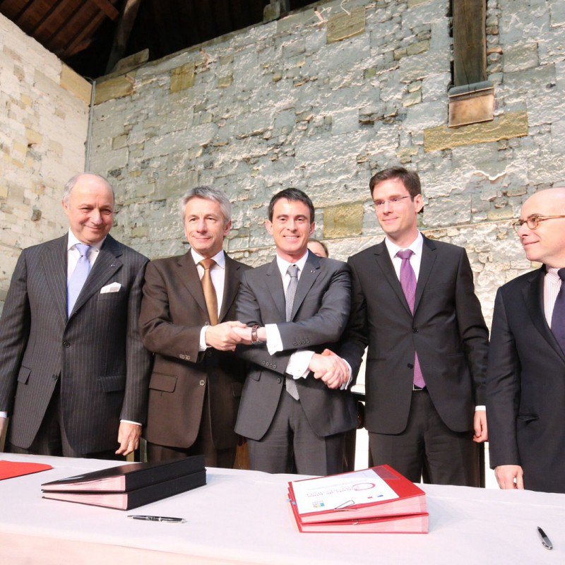 Laurent Beauvais, Nicolas Mayer-Rossignol et Manuel Valls se serrant la main à Honfleur, symbole de l'union des Normandie. - Alan Aubry.