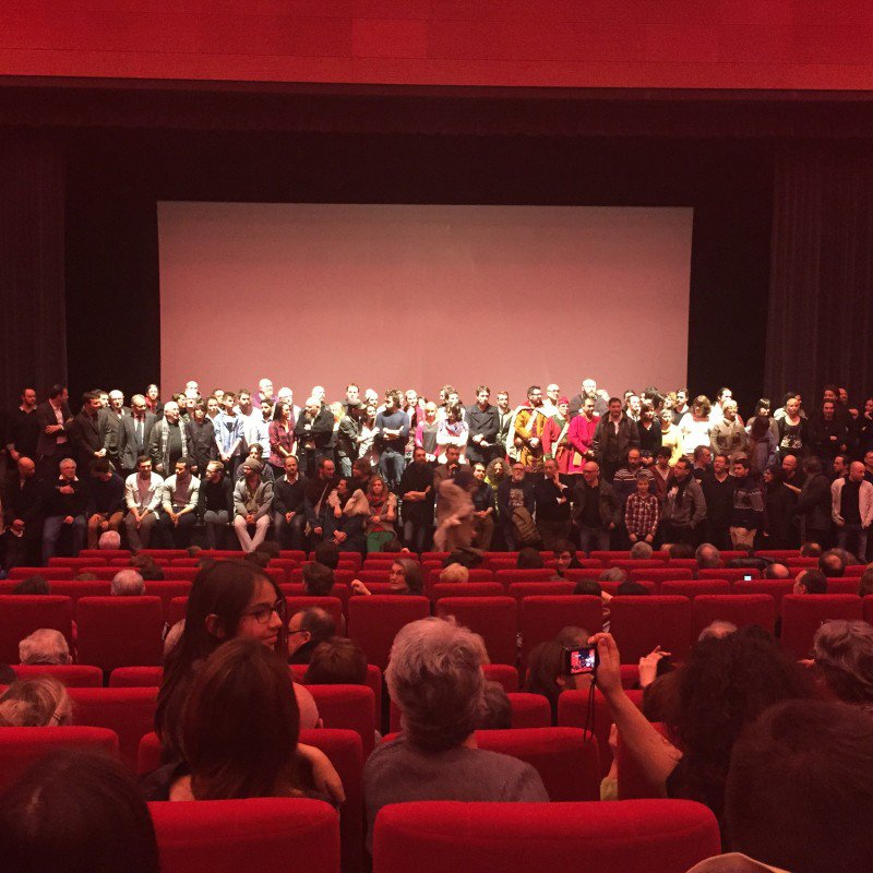 L'équipe du film réunie, acteurs, régisseurs, figurants, cuisiniers, etc. étaient rassemblés pour une grande photo de famille - V. Virette