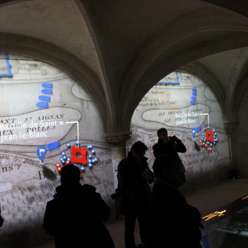 Les projections sur les murs complètent les explications fournies par le guide numérique. - Elodie Laval