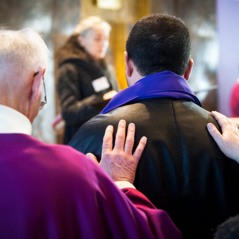 Une équipe accompagne le futur baptisé - Dominique Lefèvre