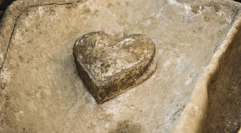 Le coeur en plomb retrouvé sur l'un des deux sarcophages - Hervé Paitier, INRAP