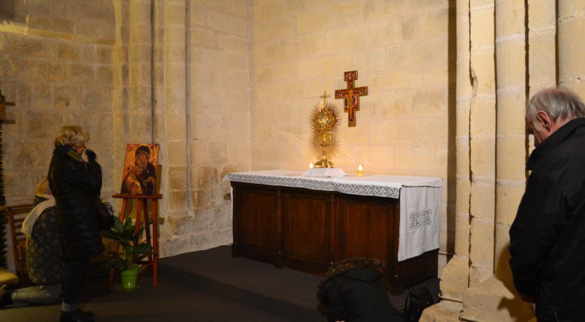 Une chapelle latérale de l'abbatiale dédiée à l'adoration perpétuelle