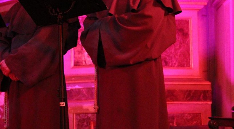 Les choristes chantent en tenue de moine. - Elodie Laval