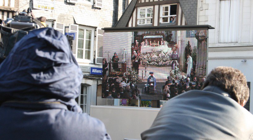Un écran géant avait été installé pour la foule - © Tendance Ouest - FB - tous droits réservés