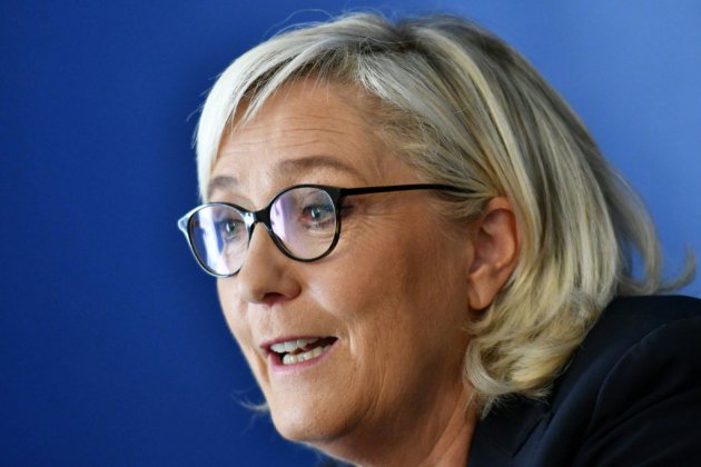 "Gilets jaunes": Le Pen et le gouvernement s'accusent mutuellement des violences à Paris
