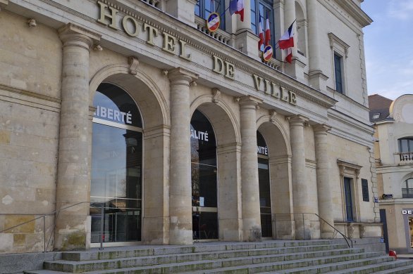 Laval. Une pierre jetée dans une fenêtre de l'hôtel de Ville : un acte politique délibéré ?